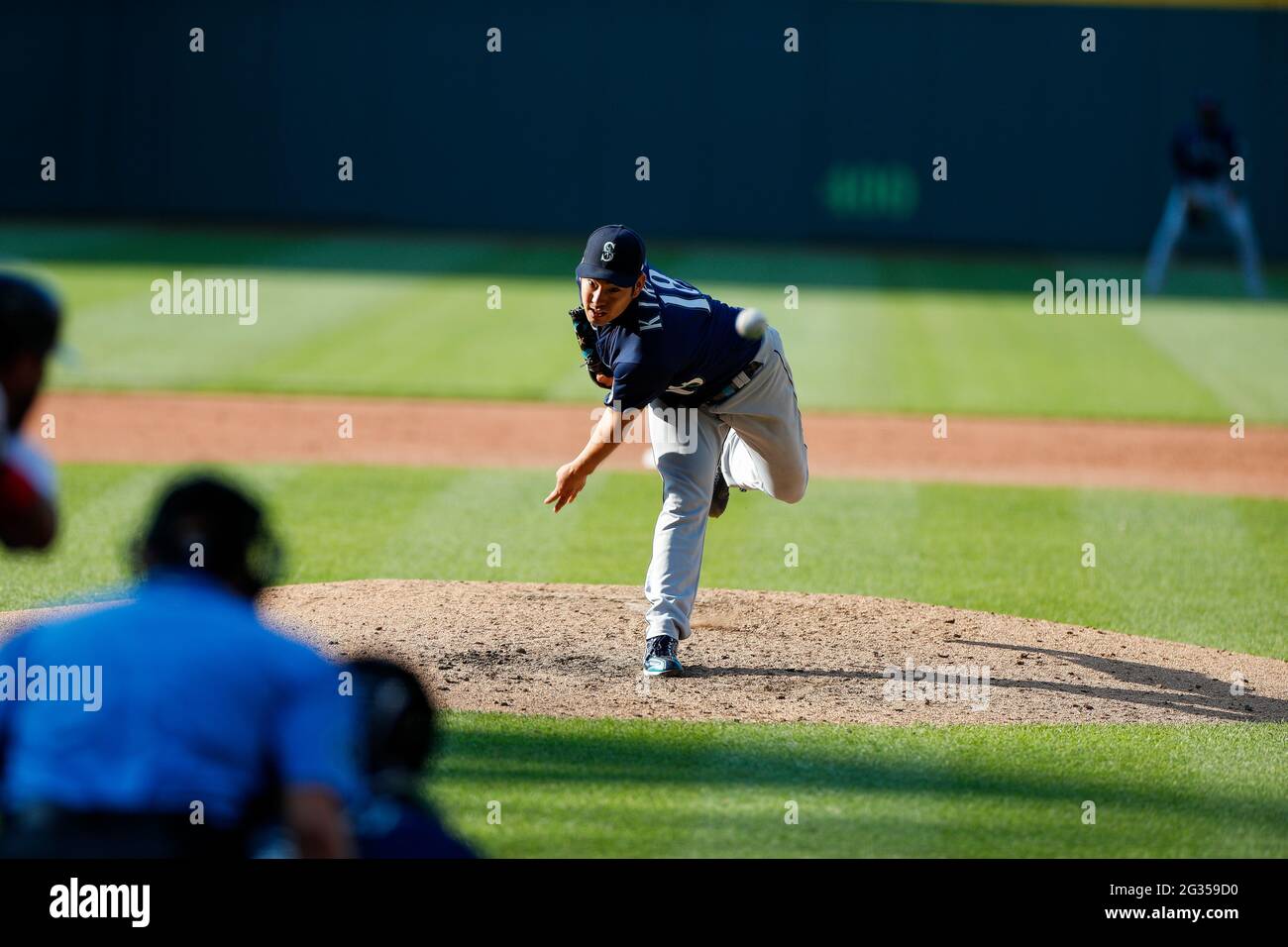 Seattle Mariners Pitcher Yusei Kikuchi (18) sbatte la palla durante una partita di stagione regolare MLB contro gli Indiani Cleveland, sabato 12 giugno 202 Foto Stock