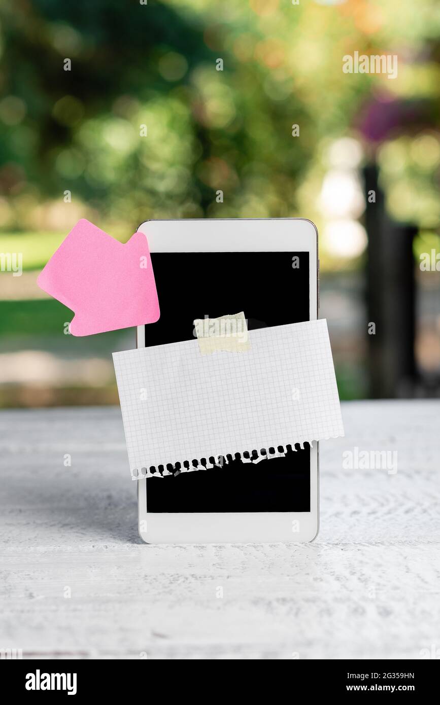 Astratto Fotografia esterna smartphone, visualizzazione nuovo dispositivo, idee Garden Coffee Shop, esperienza di relax, abbracciare la natura, clima caldo fresco Foto Stock