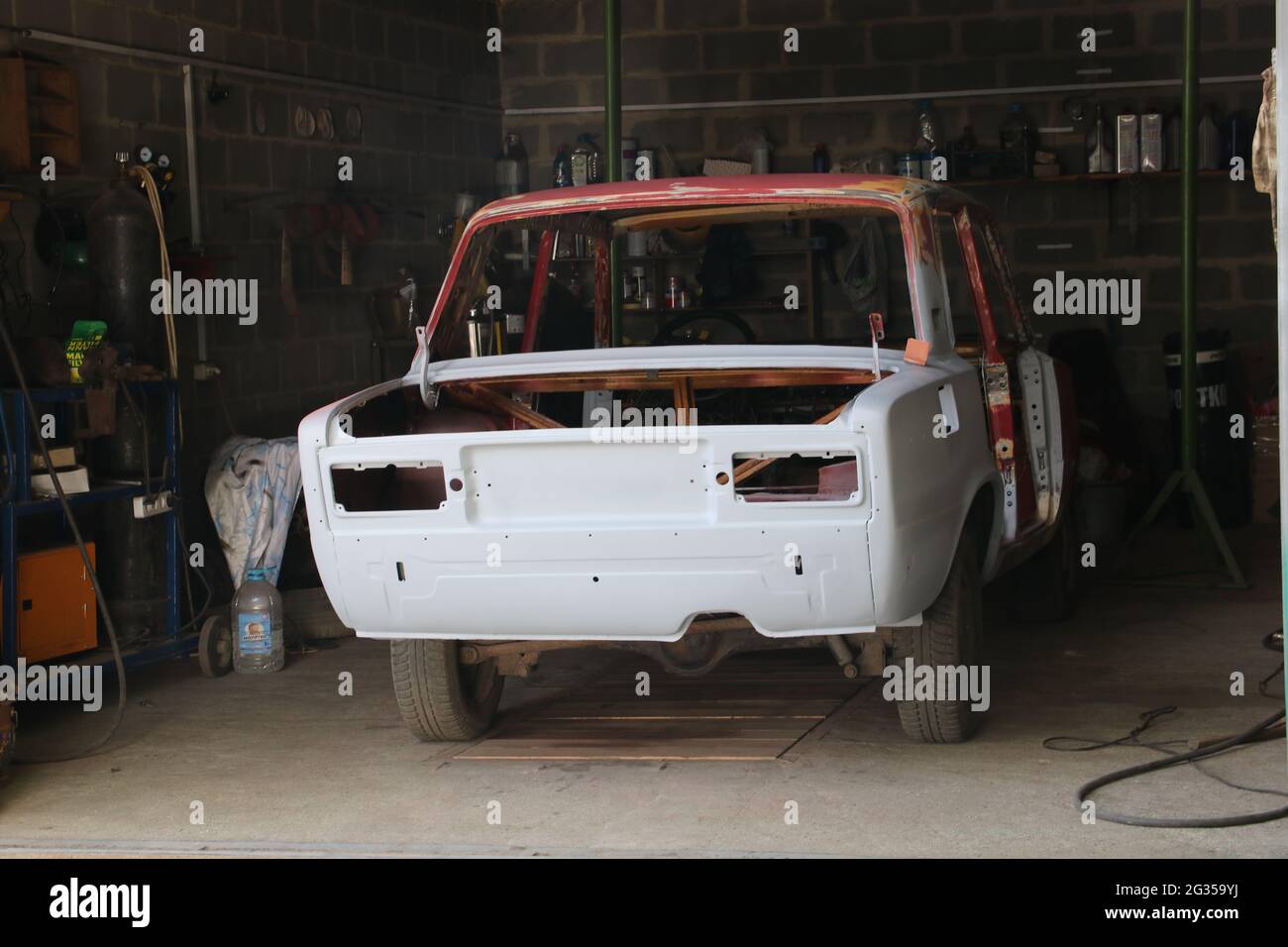 Riparare una vecchia vettura. Parabrezza, lunotto, finestrini laterali rimossi dalla vettura. Foto Stock