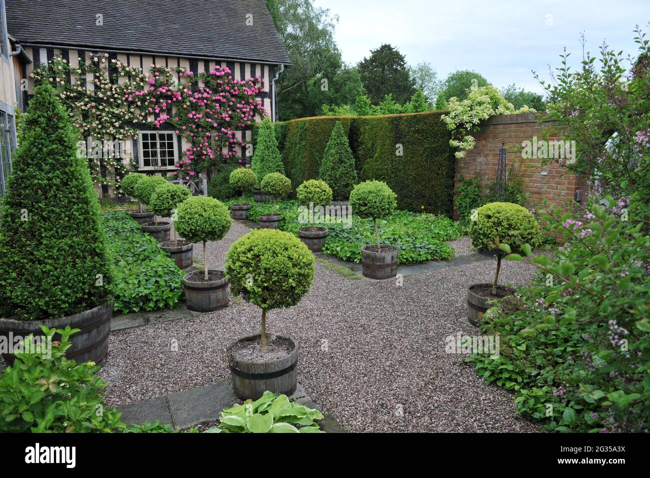 WOLLERTON, SHROPSHIRE / REGNO UNITO - 22 MAGGIO 2014: Il giardino a Wollerton Old Hall Foto Stock