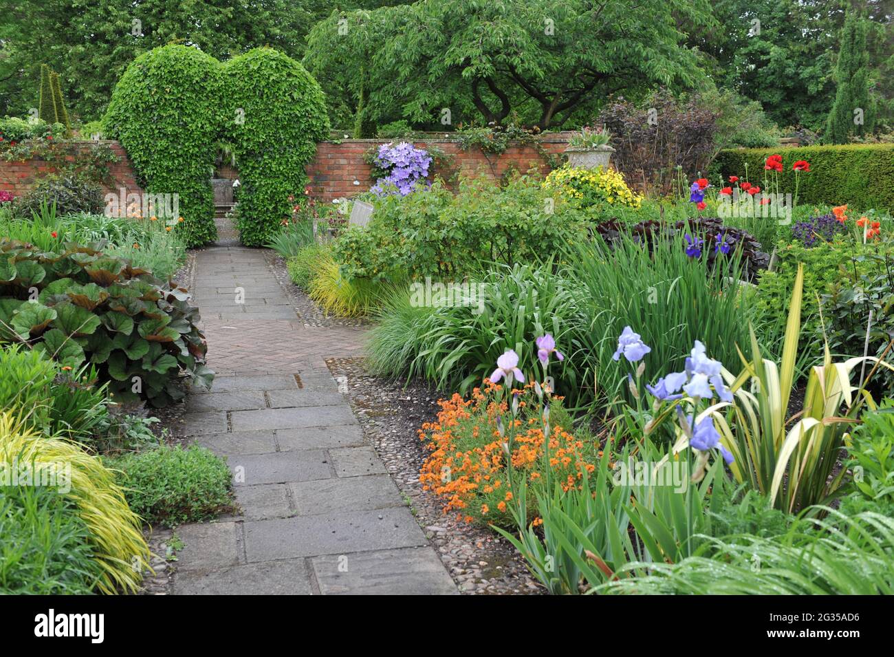 WOLLERTON, SHROPSHIRE / REGNO UNITO - 22 MAGGIO 2014: Il giardino a Wollerton Old Hall Foto Stock