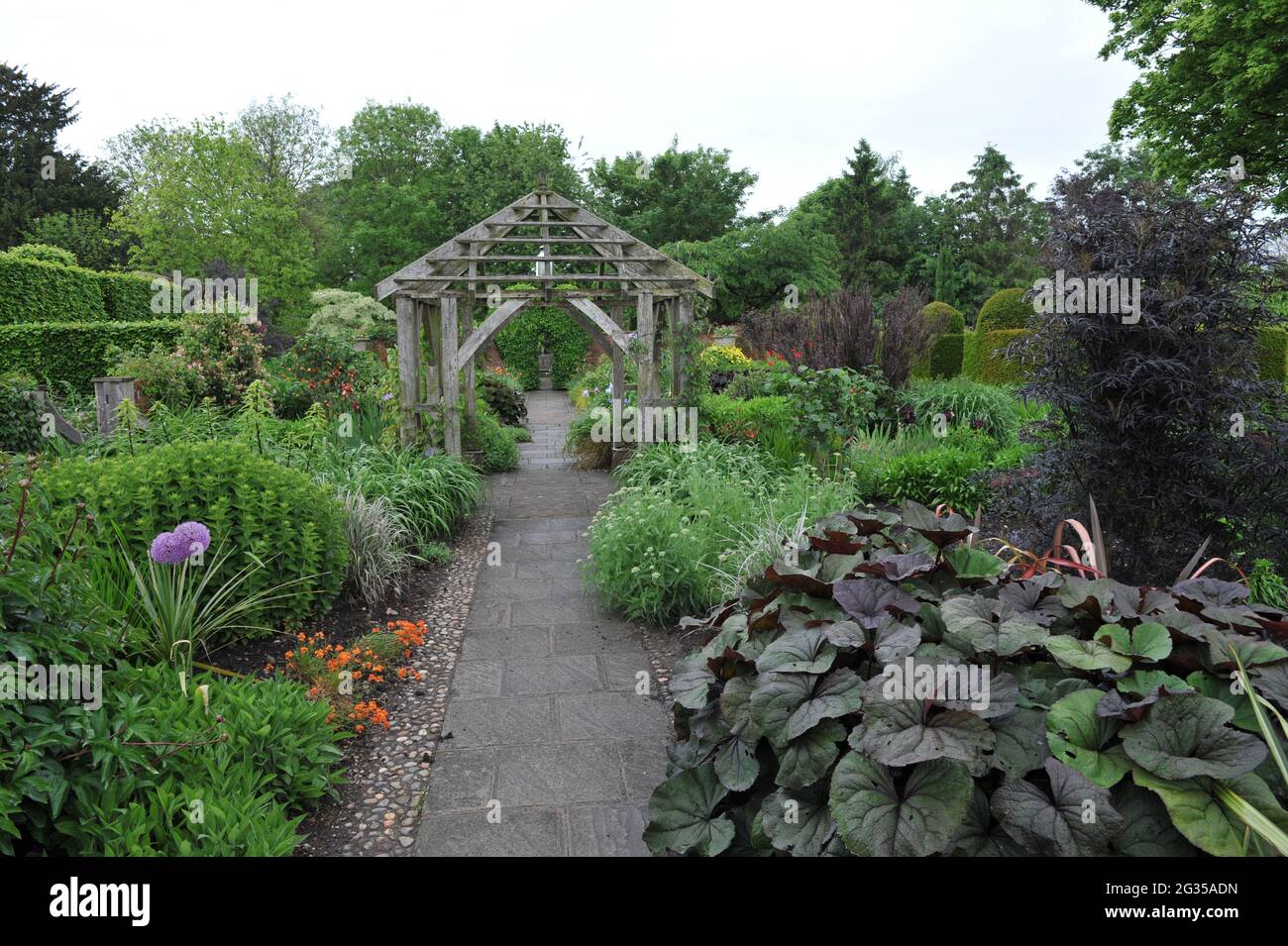 WOLLERTON, SHROPSHIRE / REGNO UNITO - 22 MAGGIO 2014: Il giardino a Wollerton Old Hall Foto Stock