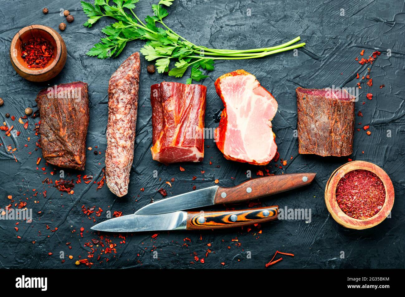 Piatto di carne italiana. Carne stagionata e salsicce. Banner lungo Foto Stock