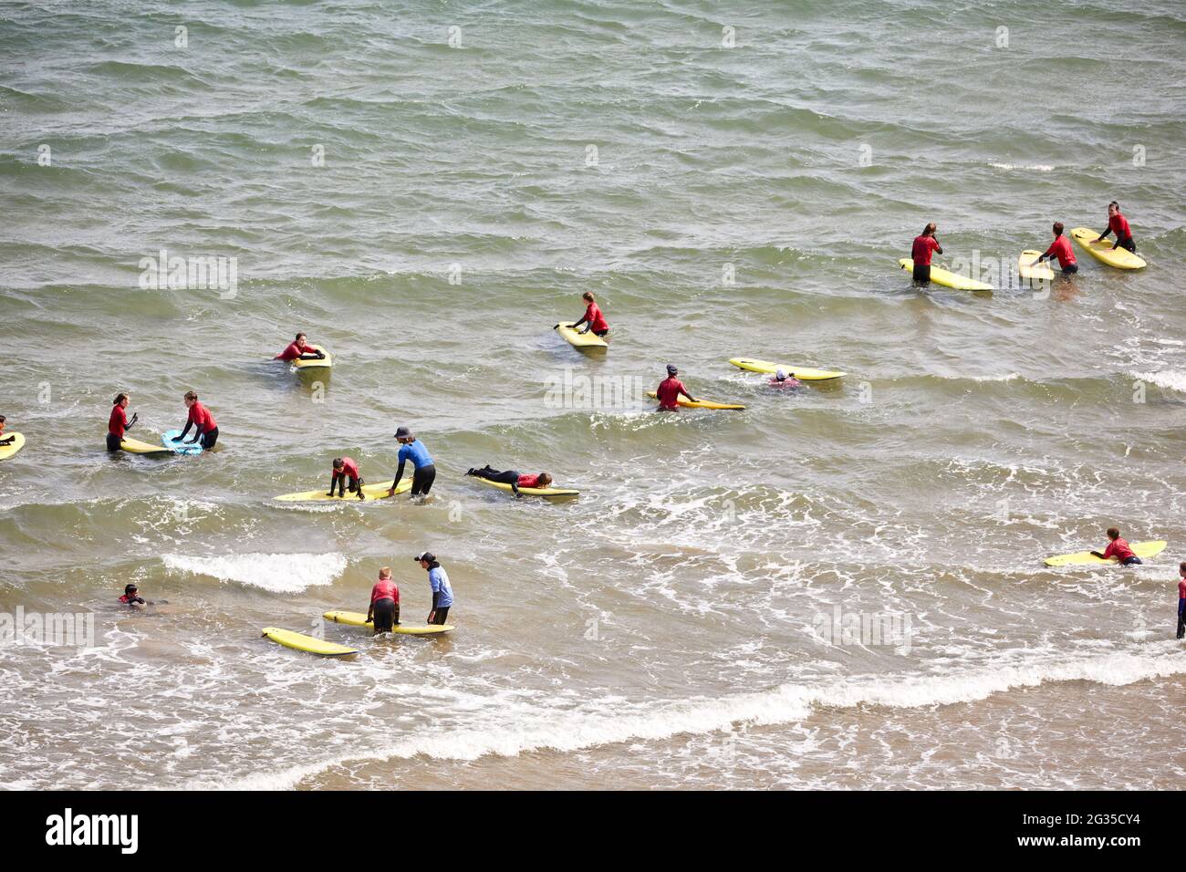 Saltburn-by-the-Sea, città balneare di Redcar e Cleveland, North Yorkshire, Inghilterra. Lezione di surf nel Mare del Nord Foto Stock