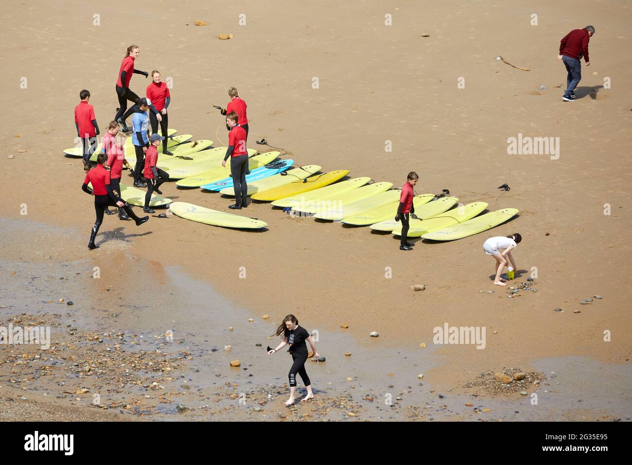 Saltburn-by-the-Sea, città balneare di Redcar e Cleveland, North Yorkshire, Inghilterra. Lezione di surf nel Mare del Nord Foto Stock