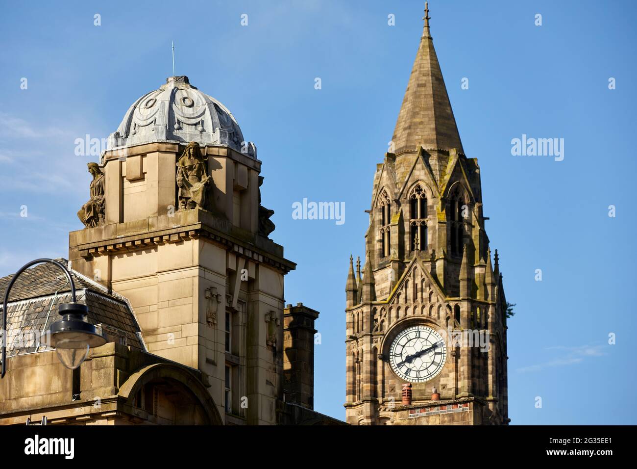 Il grado i ha elencato Manchester, la torre del municipio di Rochdale e la cupola del grado II ex Union Bank e ora il bar MANIERISTA Foto Stock