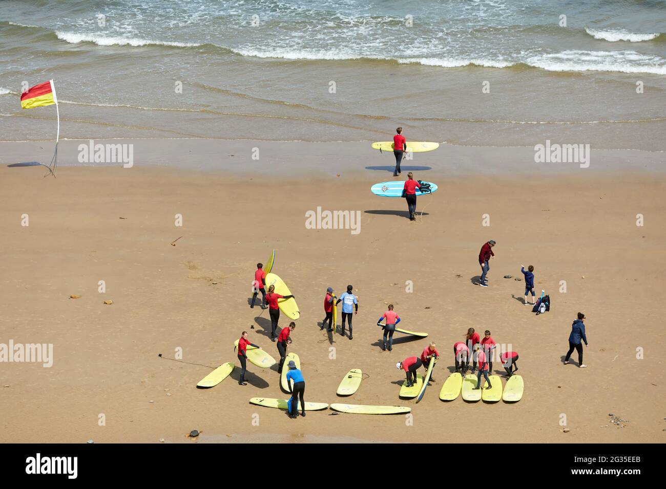 Saltburn-by-the-Sea, città balneare di Redcar e Cleveland, North Yorkshire, Inghilterra. Lezione di surf nel Mare del Nord Foto Stock