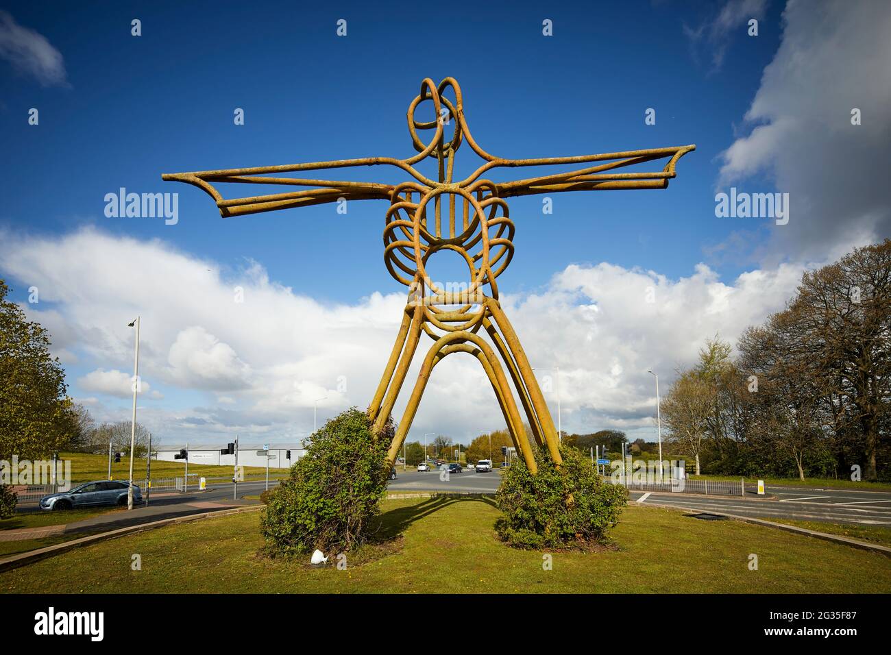 L'ALTA STRUTTURA TUBOLARE IN ACCIAIO SEGNA L'INGRESSO AL VILLAGGIO DI BUCKSHAW. SPESSO CHIAMATO "UOMO VERDE DI BUCKSHAW" Foto Stock