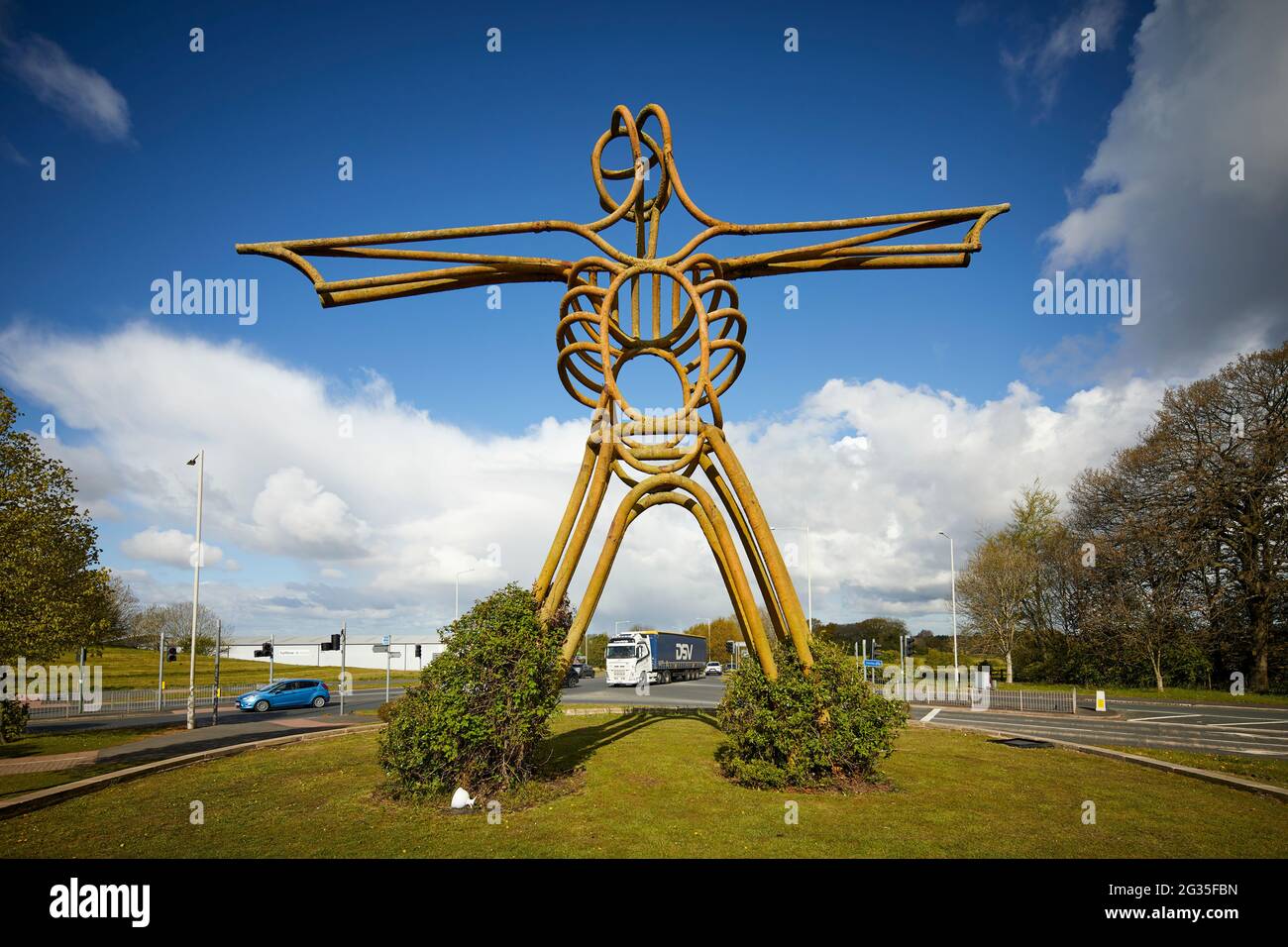 L'ALTA STRUTTURA TUBOLARE IN ACCIAIO SEGNA L'INGRESSO AL VILLAGGIO DI BUCKSHAW. SPESSO CHIAMATO "UOMO VERDE DI BUCKSHAW" Foto Stock