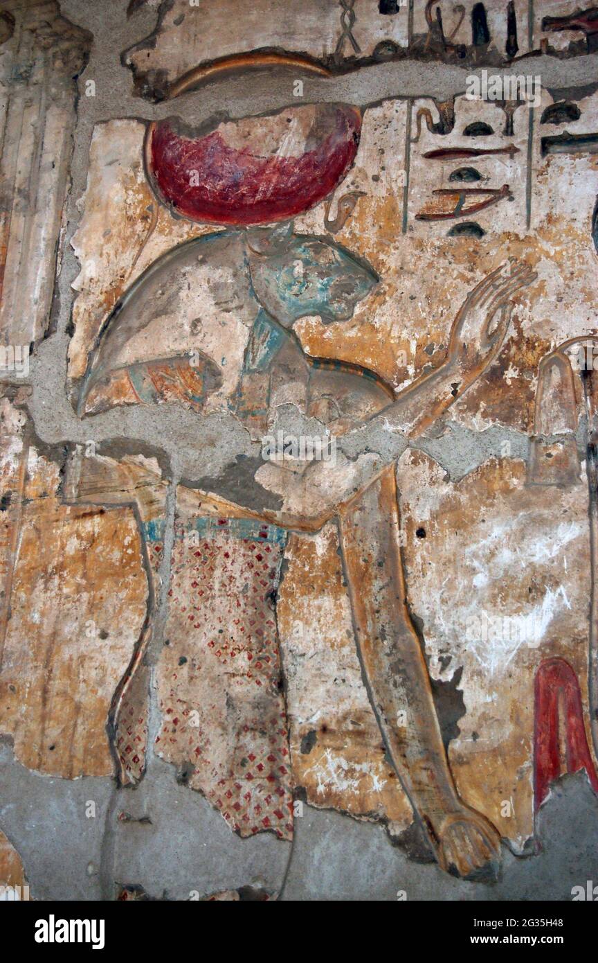 Una scultura a bassorilievo della dea Sekhmet con testa di leone scolpita sulla parete dell'antico tempio egizio di Medinet Habu sulla Cisgiordania del Foto Stock