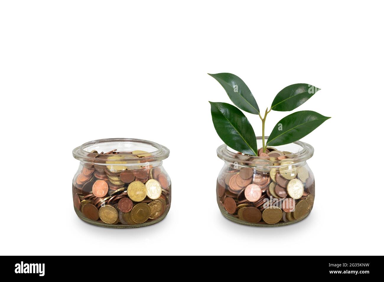 Fase di crescita monete di denaro in vaso di vetro isolato su bianco. Foto Stock