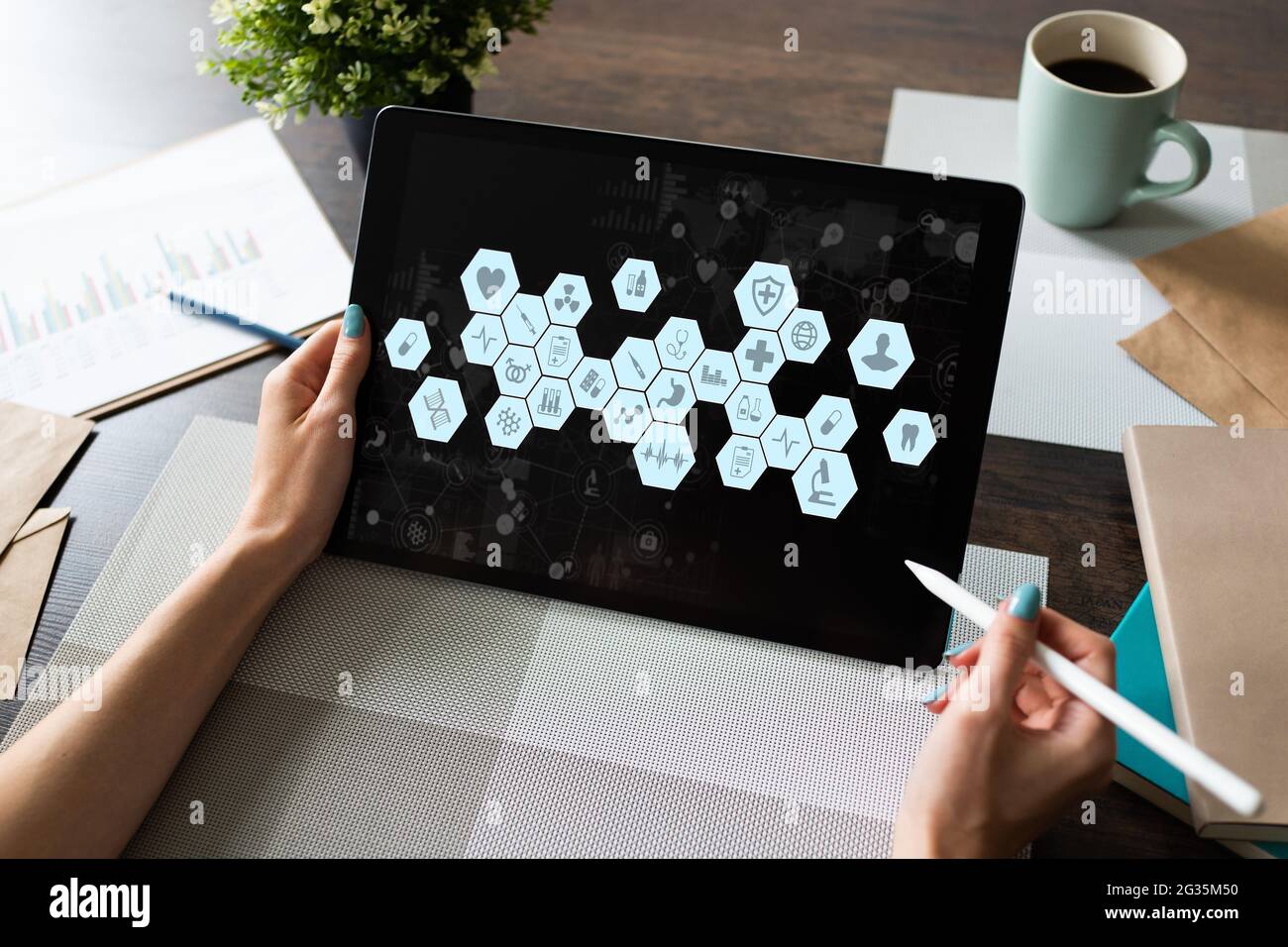 Icone mediche sullo schermo del dispositivo. Concetto di medicina moderna. Foto Stock