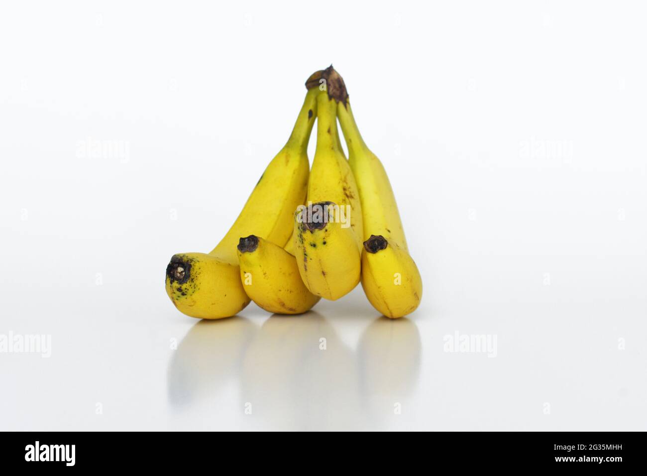Banane mature gialle su fondo bianco isolato Foto Stock