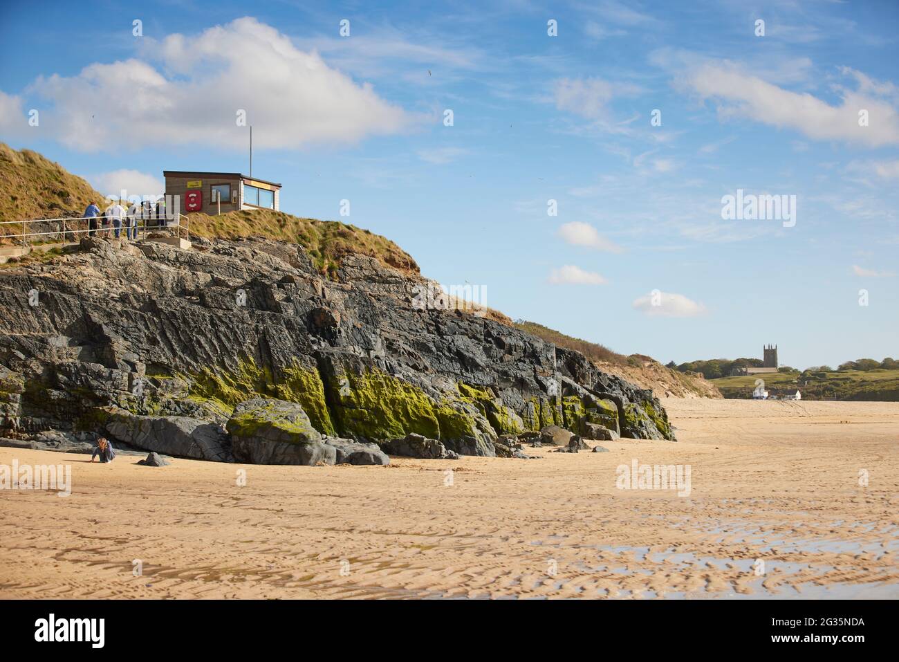 Cornish destinazione turistica Hayle, a St Ives Bay, Cornovaglia, Inghilterra, RNLI Lifeguard Station Foto Stock