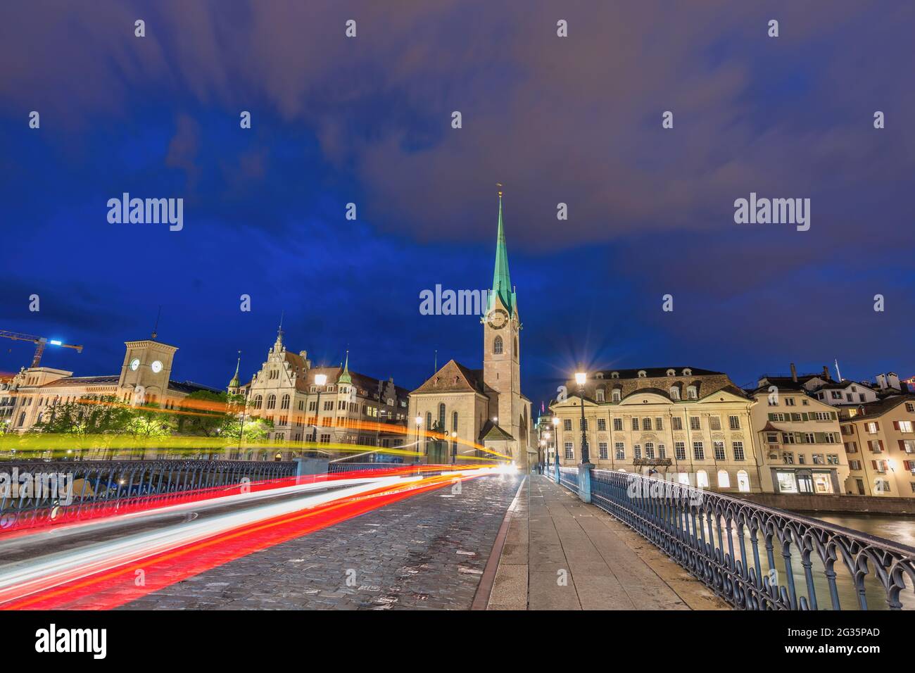 Zurigo Svizzera, skyline notturno della città presso la chiesa di Fraumunster e il ponte Munster Foto Stock