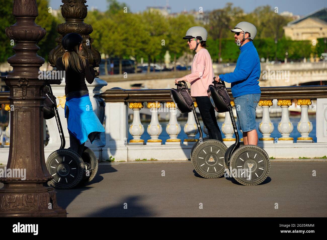 FRANCIA, PARIGI (75) 7 ° ARRONDISSEMENT, QUAY OF SEINE E PONT ALEXANDRE III BRIDGE, SEGWAY TURISTICO Foto Stock