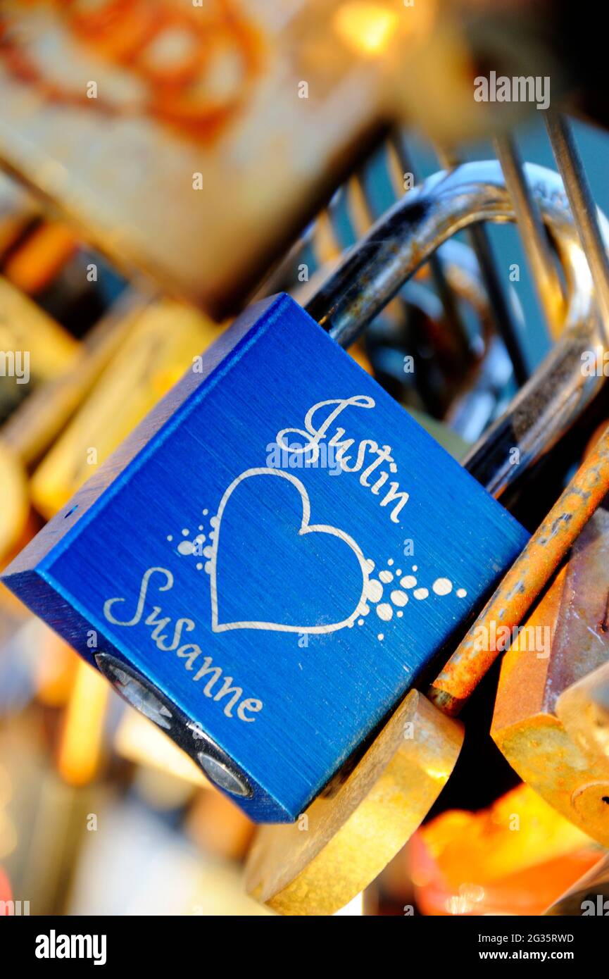 FRANCIA, PARIGI (75) 7 ° ARRONDISSEMENT, QUAY DI SENNA, SERRATURE D'AMORE SUL LEOPOLD-SEDAR SANGHOR O SOLFERINO PONTE PEDONALE Foto Stock