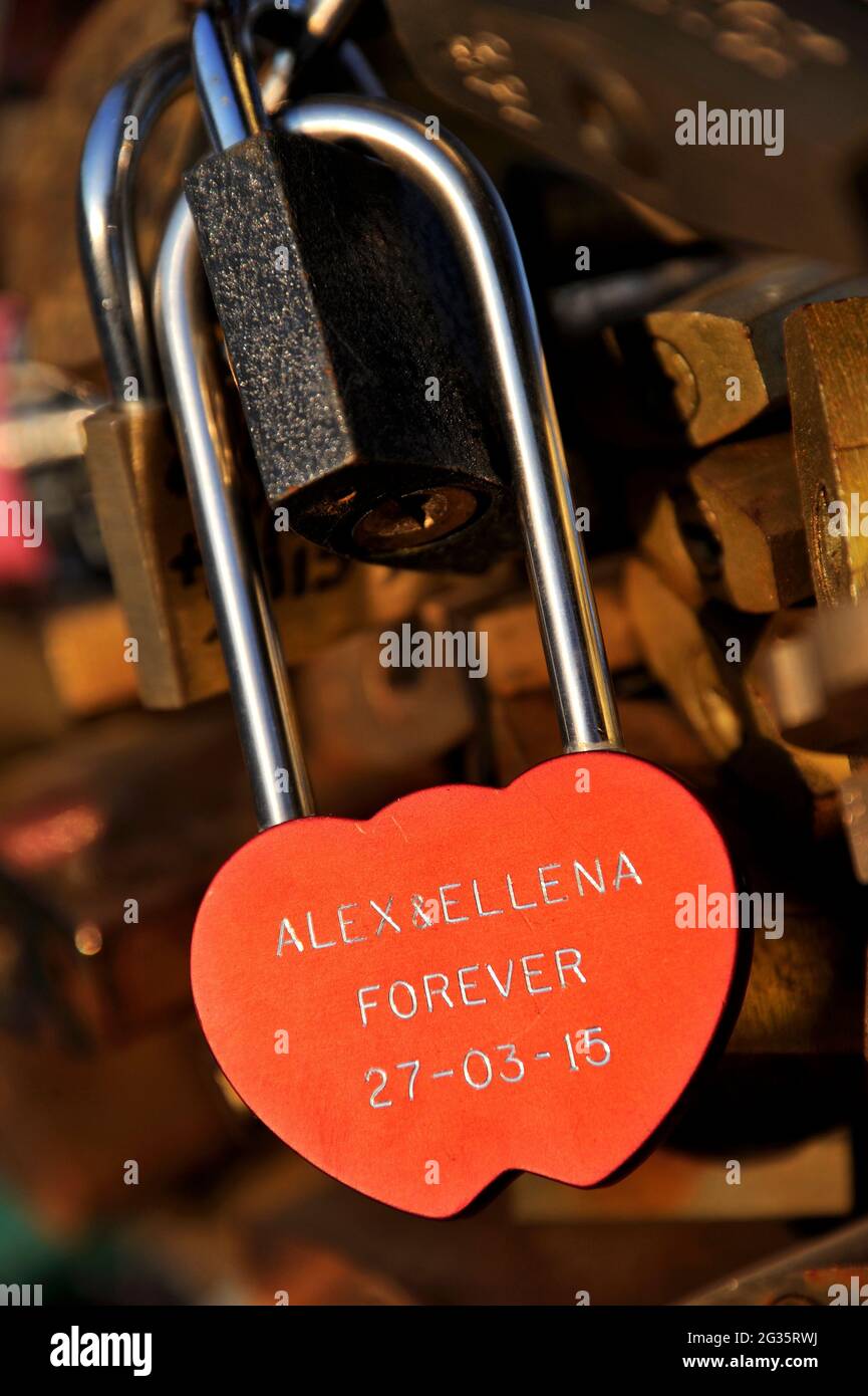 FRANCIA, PARIGI (75) 7 ° ARRONDISSEMENT, QUAY DI SENNA, SERRATURE D'AMORE SUL LEOPOLD-SEDAR SANGHOR O SOLFERINO PONTE PEDONALE Foto Stock