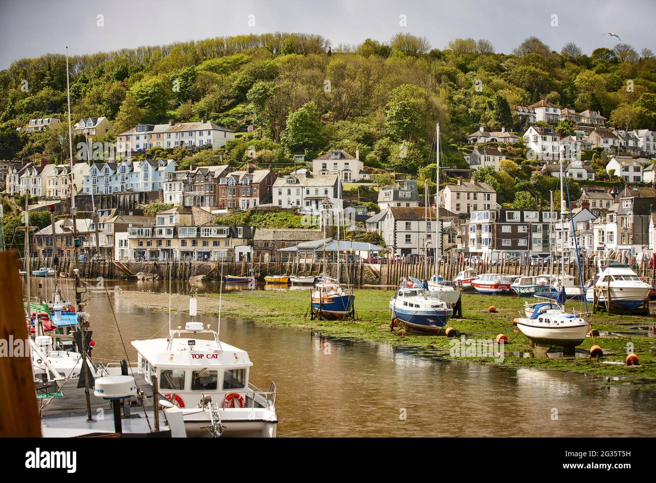 Porto di pesca CORNISH Looe in Cornovaglia foto Looe Harbour e Cliffside case Foto Stock