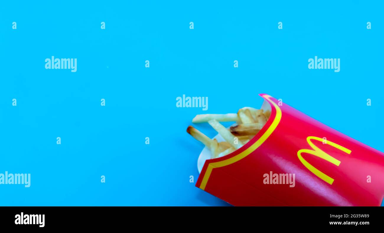 Rawang, Selangor, Malesia, 13 giugno 2021 - fuoco selettivo delle patatine francesi del McDonald in una scatola gialla della patata. McDonald's Corporation è la più grande società di Foto Stock