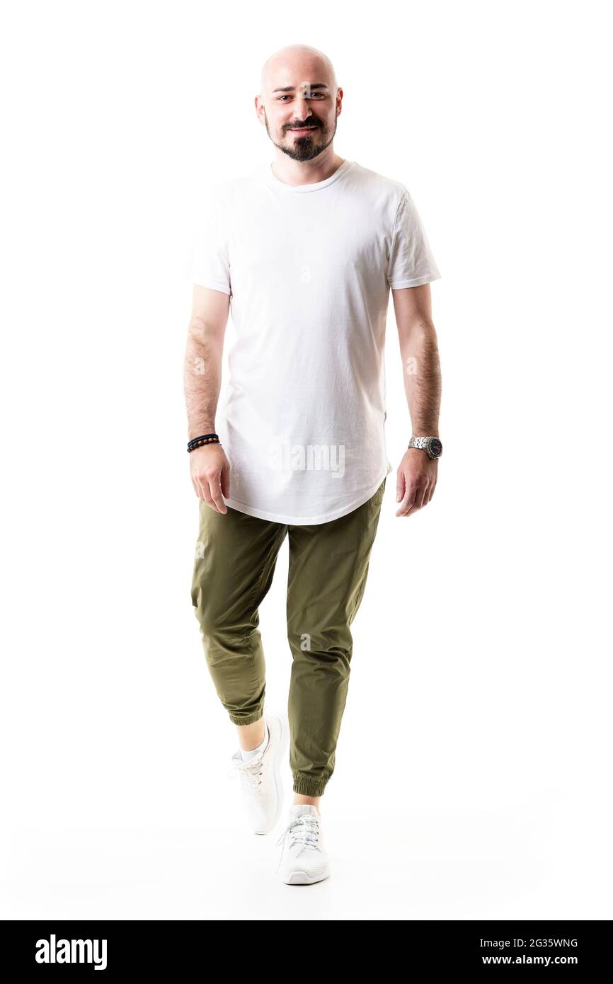 Uomo calvo da passeggio felice in pantaloni verde oliva e camicia bianca  vuota. Lunghezza totale del corpo isolata su sfondo bianco Foto stock -  Alamy