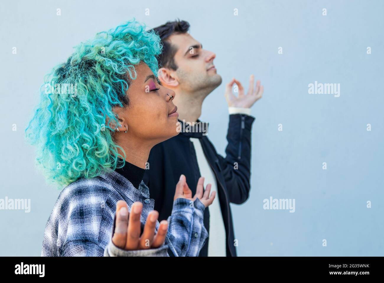 ritratto di concentrato rilassato coppia all'aperto Foto Stock