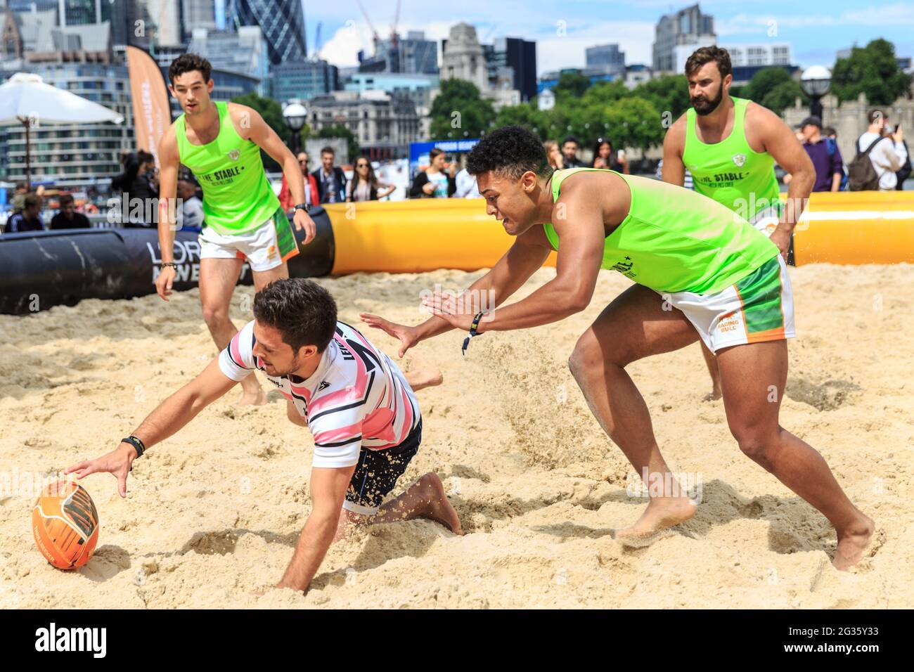 Giocatori di rugby in partita all'evento London Beach Rugby, Londra, Regno Unito Foto Stock