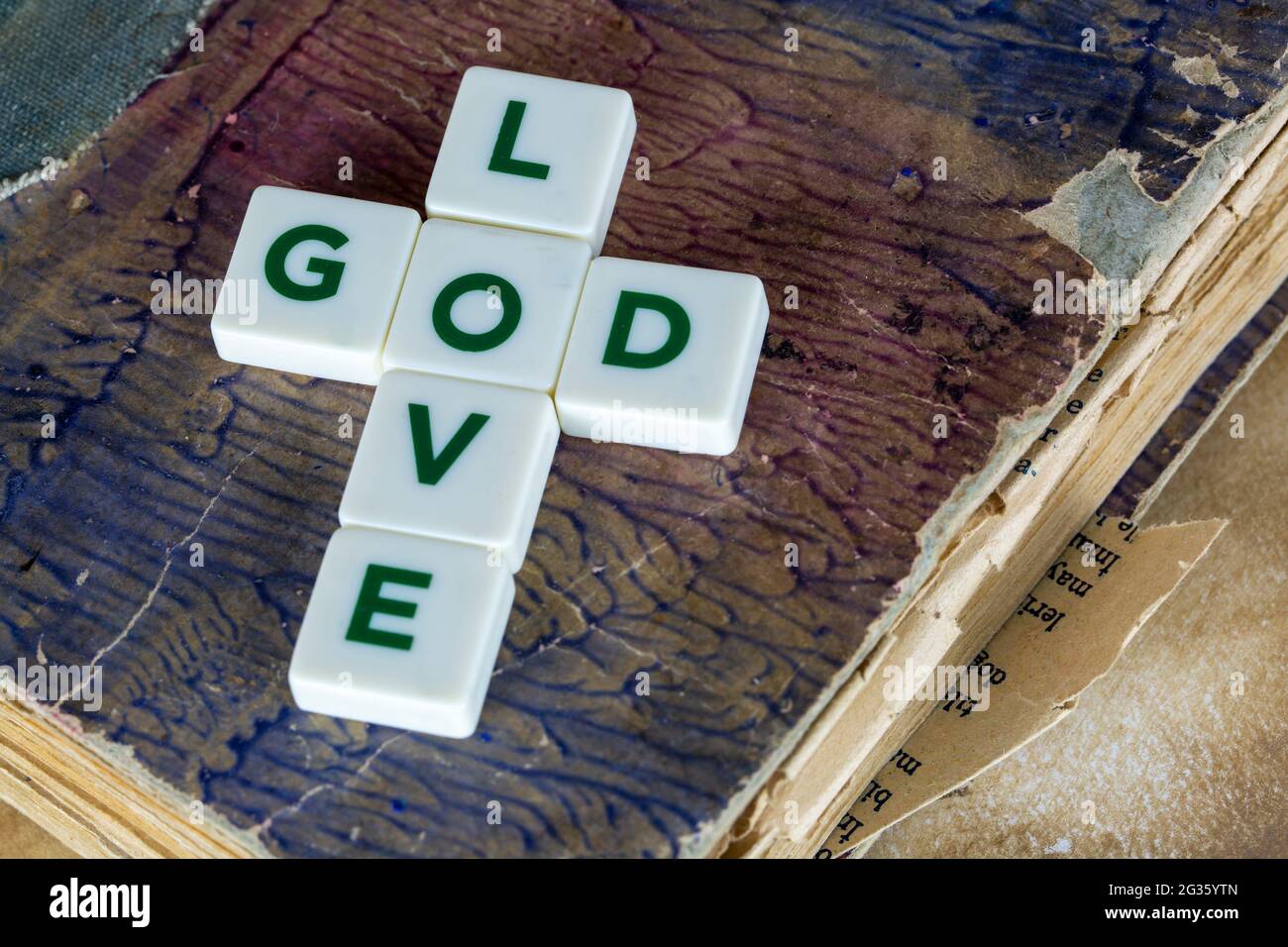 "Amore Dio" scritto in blocchi su una Sacra Bibbia Foto Stock