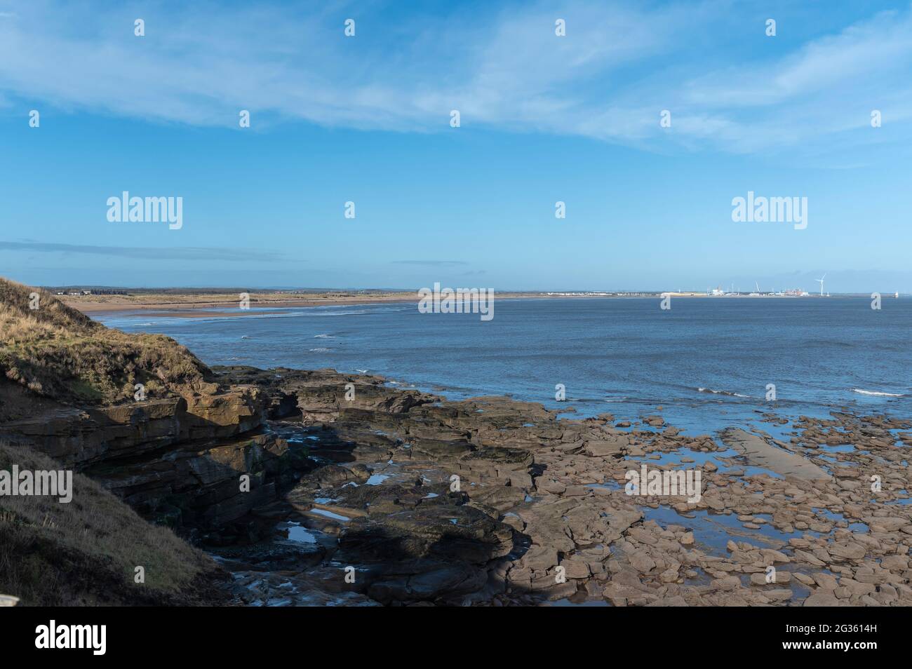 Guardando a nord da Seaton Sluice a Blyth in Northumberland, Regno Unito Foto Stock