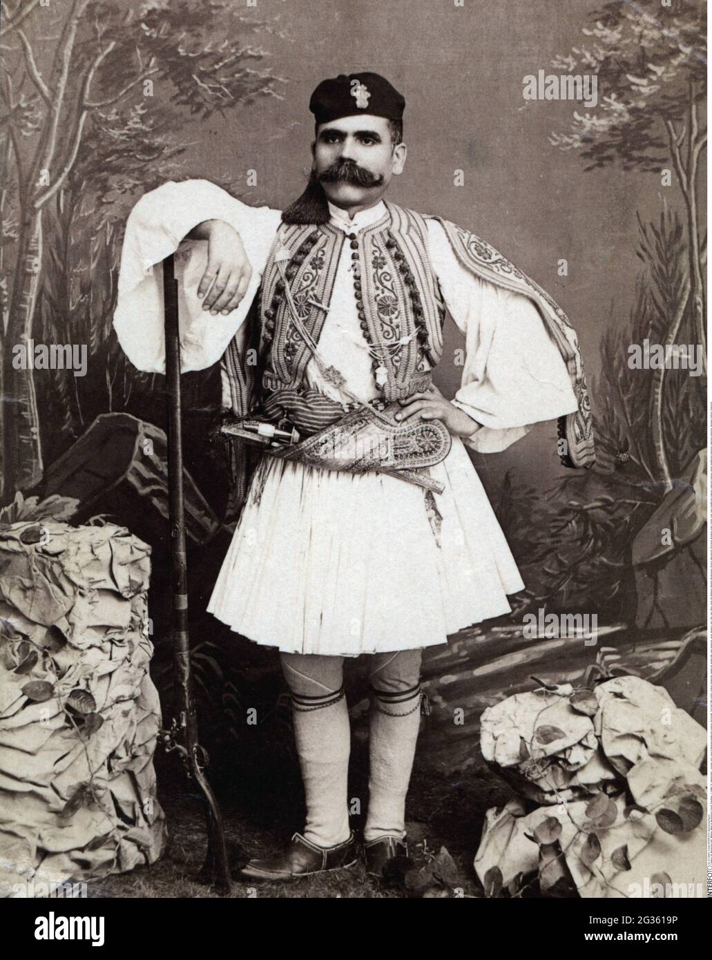 Persone, uomini, uomo in costume tradizionale albanese, a lunghezza intera, seconda metà del 19 ° secolo, vestiti, DIRITTI-AGGIUNTIVI-AUTORIZZAZIONE-INFORMAZIONI-NON-DISPONIBILI Foto Stock