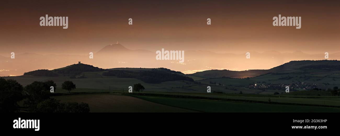 FRANCIA. PUY-DE-DOME (63) CATENA PUYS SOTTO LA LUNA Foto Stock