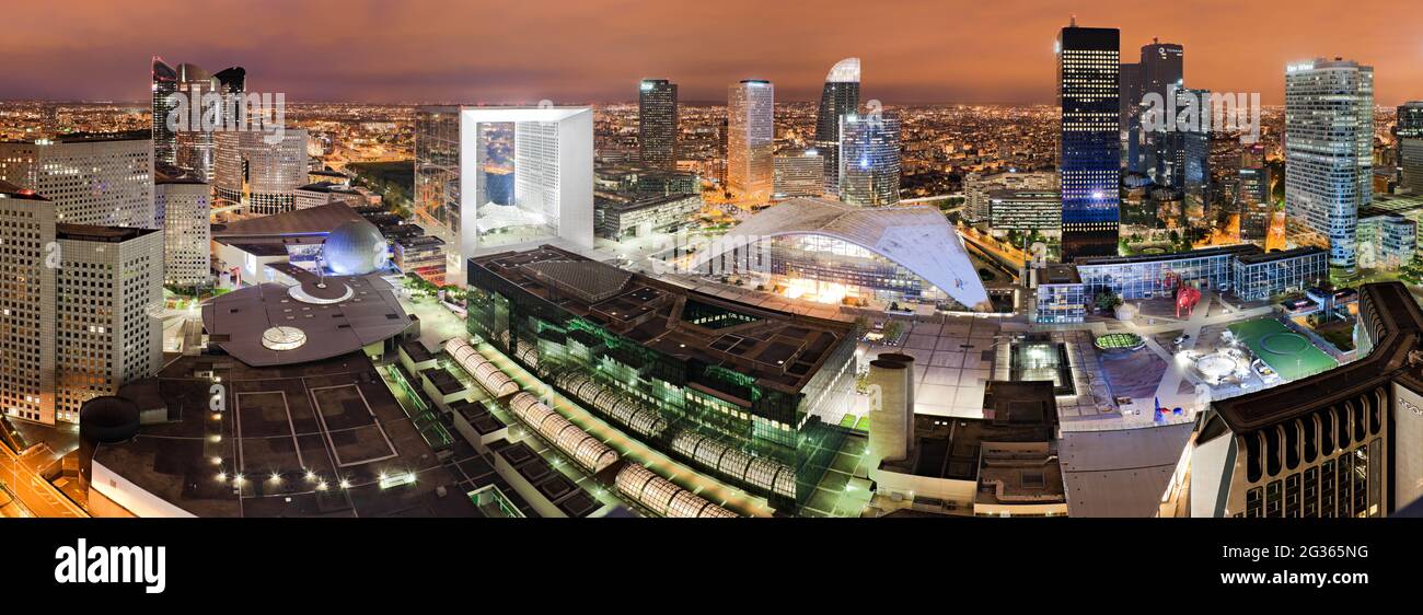 FRANCIA. HAUTS-DE-SEINE (92) VISTA PANORAMICA DI LA DEFENSE E CNIT DI NOTTE. Foto Stock