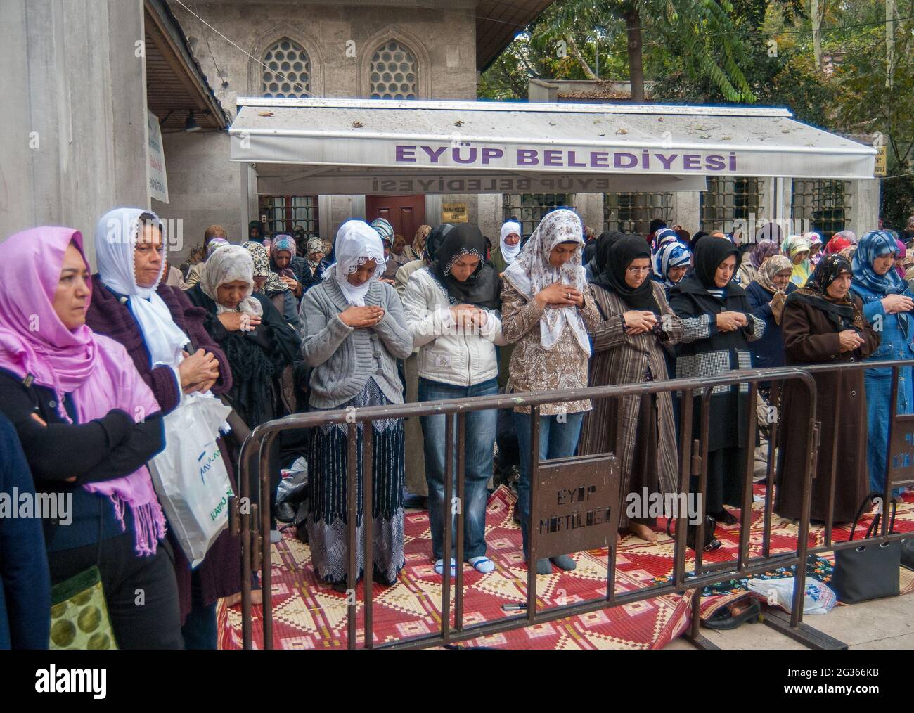 Eyup Sultan,İstanbul/Turchia -11/07/2008 : donne musulmane che pregano alla Moschea del Sultano di Eyup Foto Stock