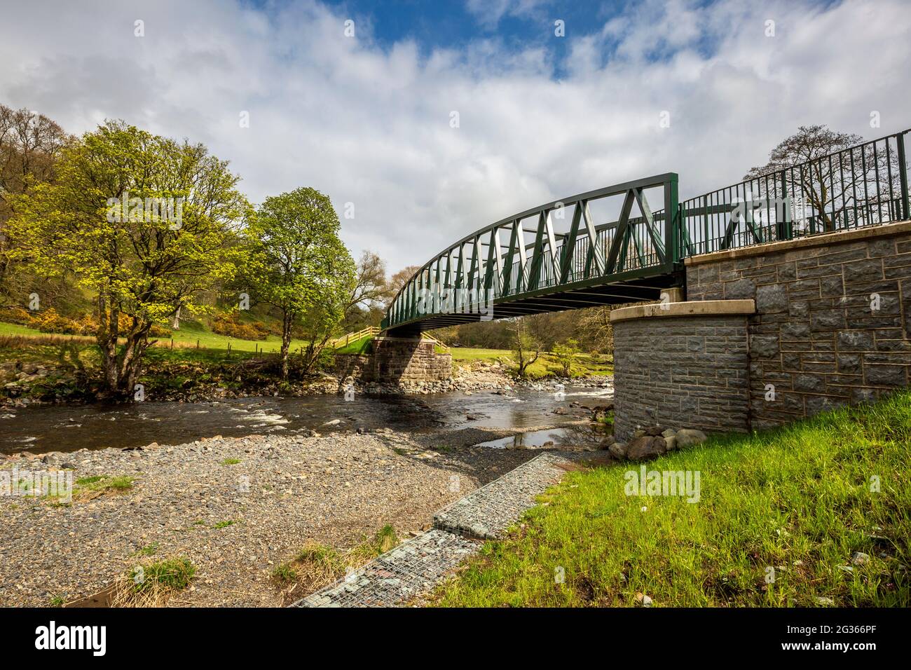 Un ponte ricostruito sul fiume Greta lungo il sentiero ferroviario di Keswick, Lake District, Inghilterra Foto Stock
