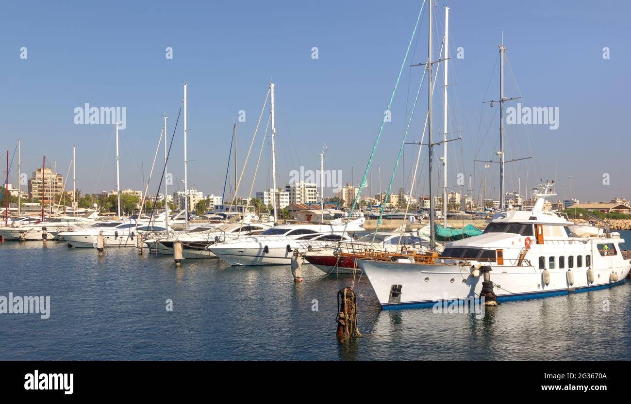 Larnaca, Cipro - 21 luglio 2015: I numerosi yacht ormeggiati nel Porto Marina. Foto Stock
