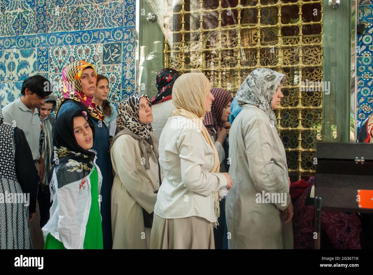 Eyup,İstanbul/Turkey - 13/6/2008:donne musulmane nella Moschea del Sultano di Eyup Foto Stock