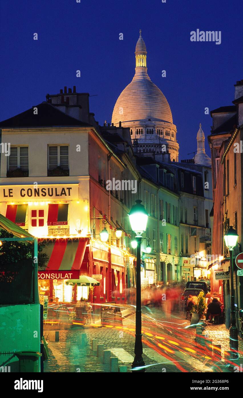 FRANCIA PARIGI (75) 18 ° DISTRETTO, MONTMARTRE, IL SACRO CUORE DALLA STRADA NORVINS E RISTORANTE 'LA CONSULAT' Foto Stock