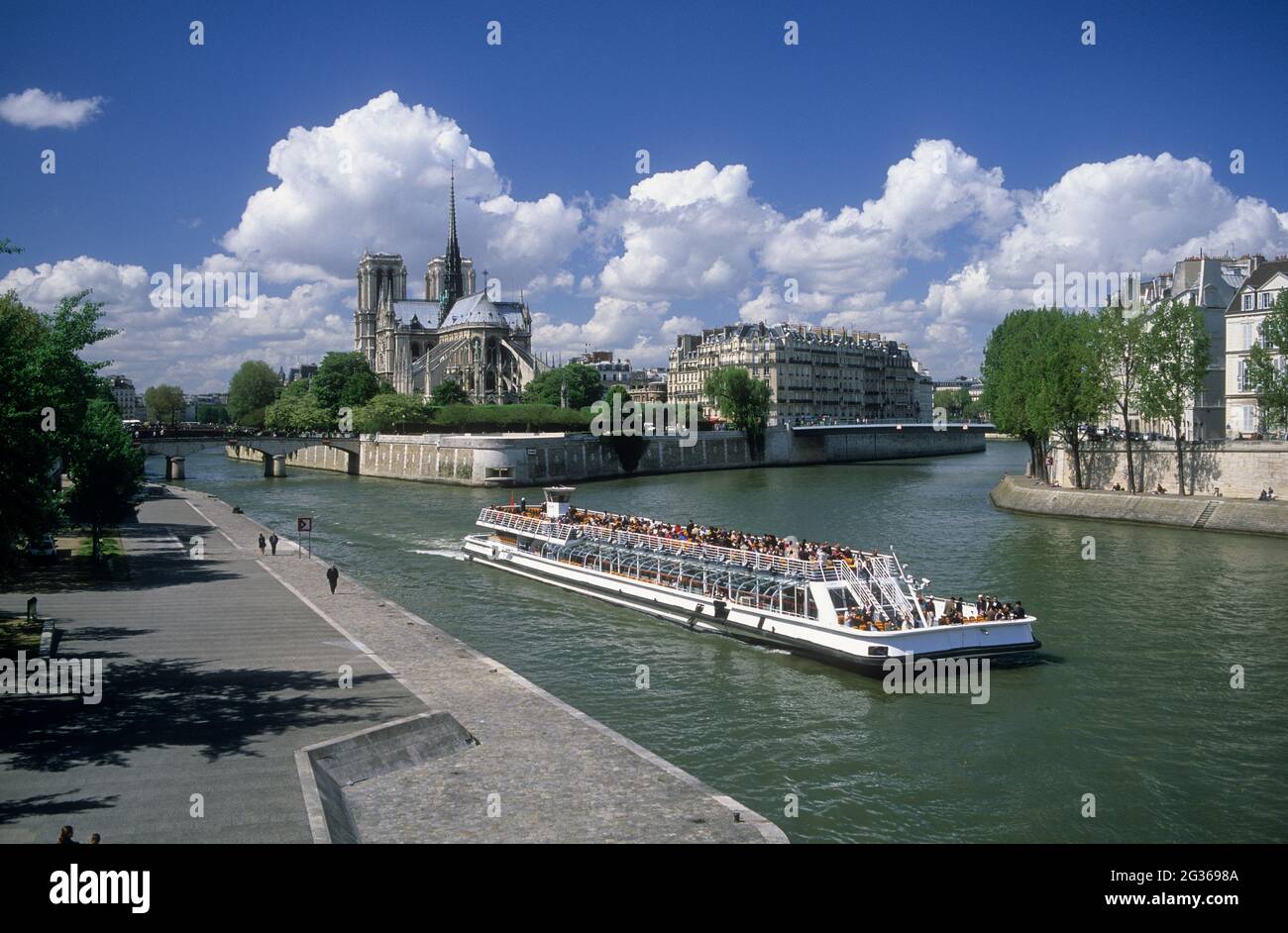 FRANCIA PARIGI (75) 4 ° DISTRETTO, LA SENNA, L'ISOLA DELLA CITE, NOTRE DAME E BATTELLO FLUVIALE Foto Stock