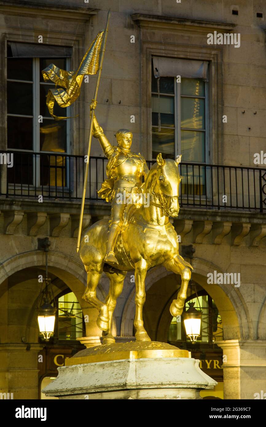 FRANCIA PARIGI (75) 1 ° DISTRETTO, JEANNE D'ARC STATUA PIAZZA DI PYRANIDES Foto Stock