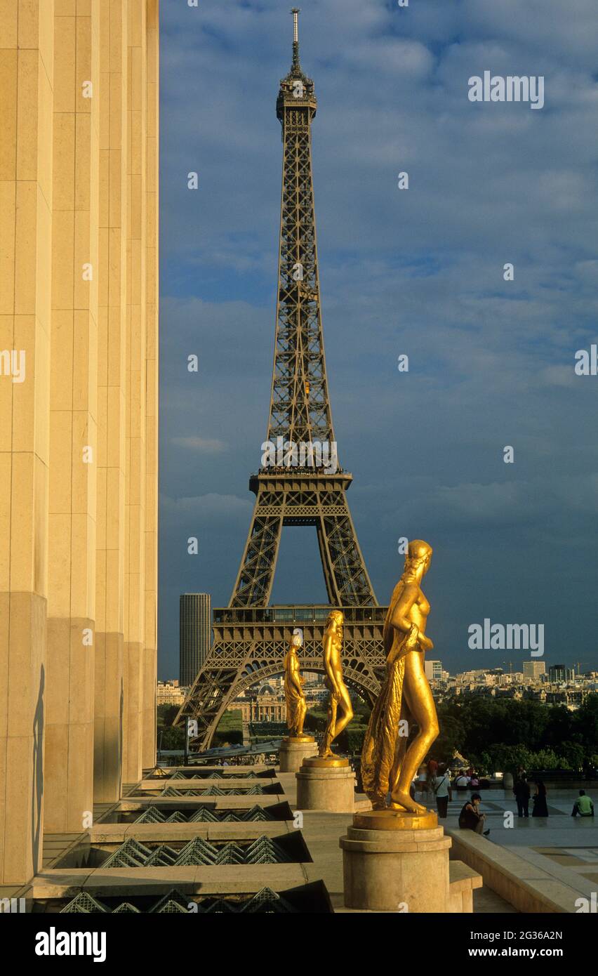 FRANCIA PARIGI (75) 16 ° DISTRETTO, IL TROCADERO ESPLANADE, STATUE D'ORO E LA TORRE EIFFEL Foto Stock