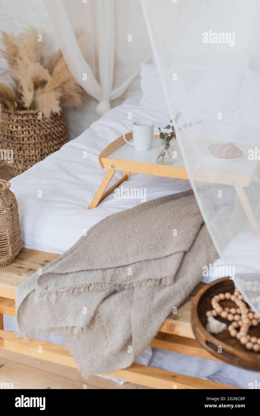 vista ad alto angolo del tavolo con colazione a letto con biancheria bianca  in camera da letto in stile bohémien Foto stock - Alamy