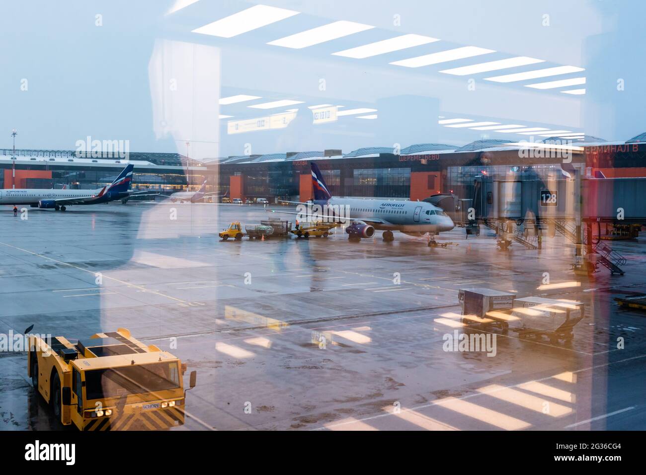 Mosca. Russia. 12/20/2020. Manutenzione degli aeromobili all'aeroporto di Sheremetyevo. Aeroflot. Ural Airlines. Vista attraverso il vetro dell'aeroporto con riflessi Foto Stock