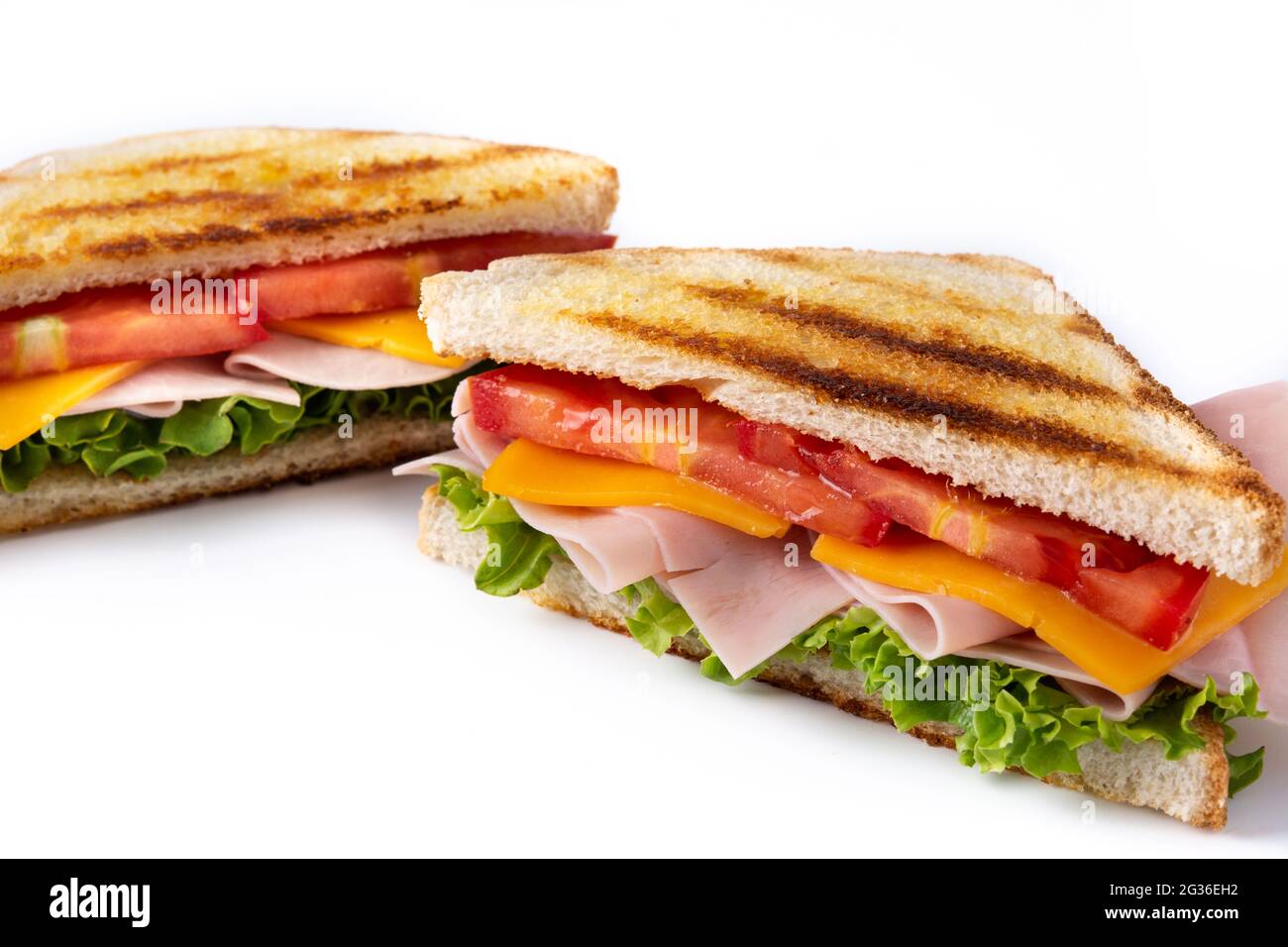 Sandwich con pomodoro, lattuga, prosciutto e formaggio isolato su sfondo bianco Foto Stock