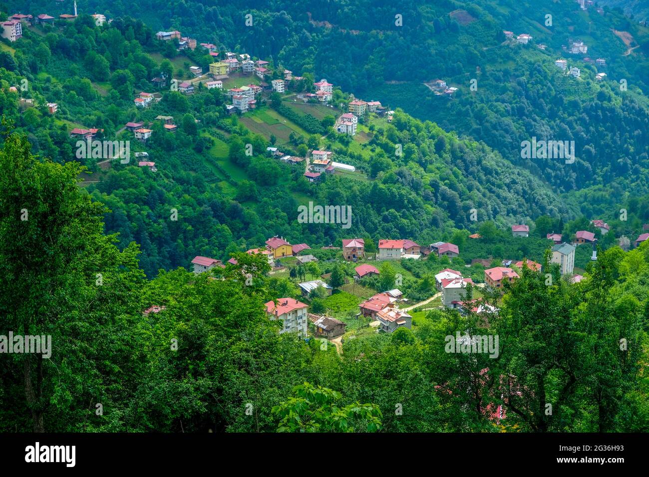 I villaggi nel distretto di Çaykara di Trabzon, che ha terreni in pendenza e montani, sono stati stabiliti su questi pendii. Foto Stock