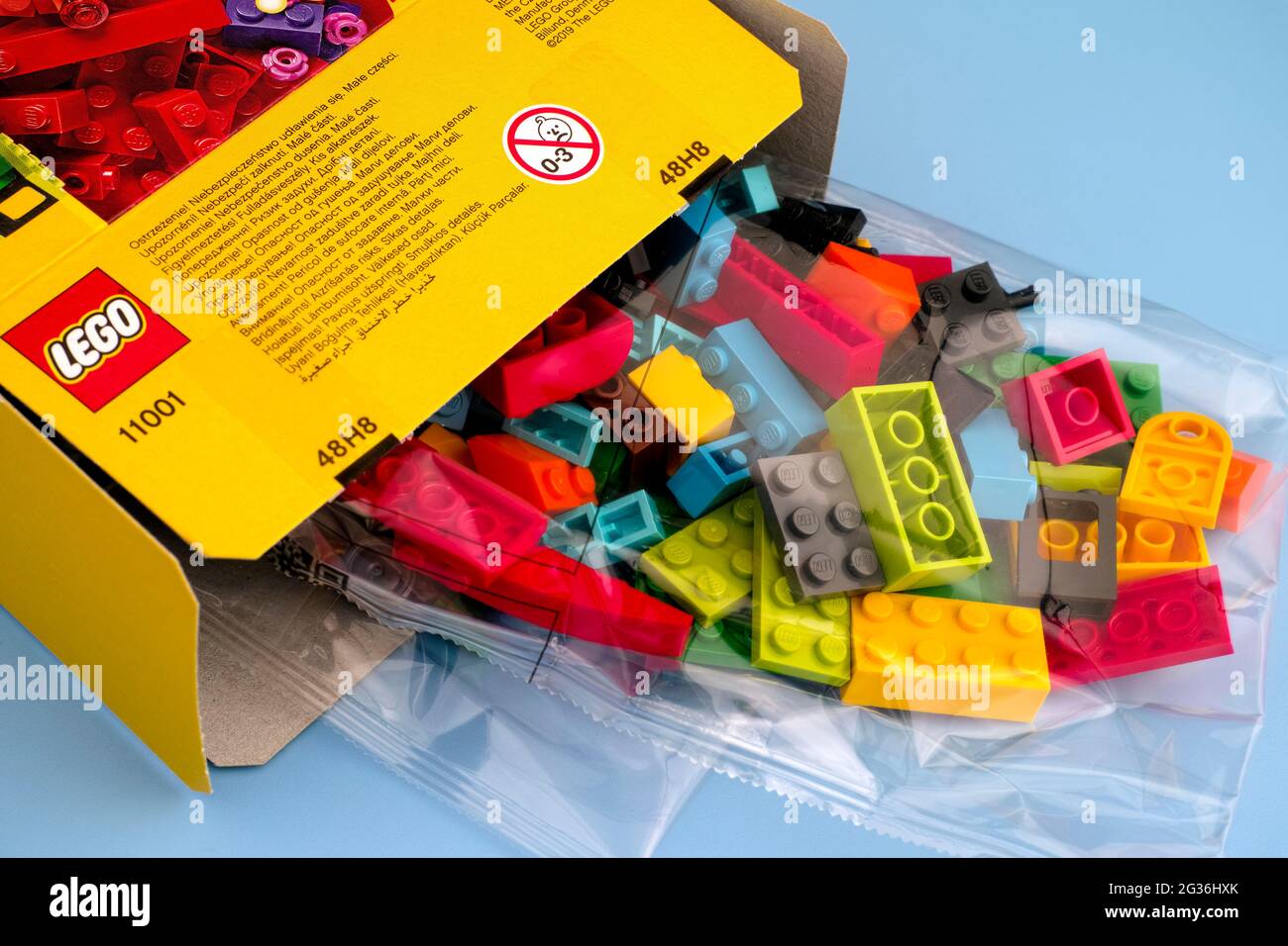 Tambov, Federazione Russa - 07 settembre 2019 nuovi blocchi e mattoni Lego fuoriescono dalla scatola LEGO su sfondo blu. Primo piano. Foto Stock