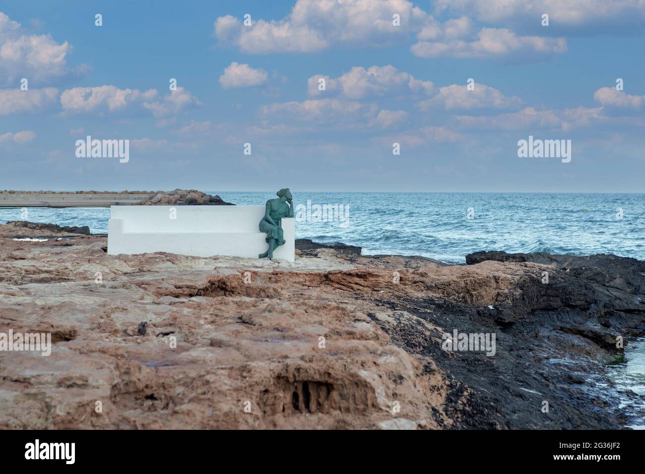 Una statua di la Bella Lola (bella Lola) in attesa di suo marito che non è mai tornato. Torrevieja, Alicante, Spagna Foto Stock