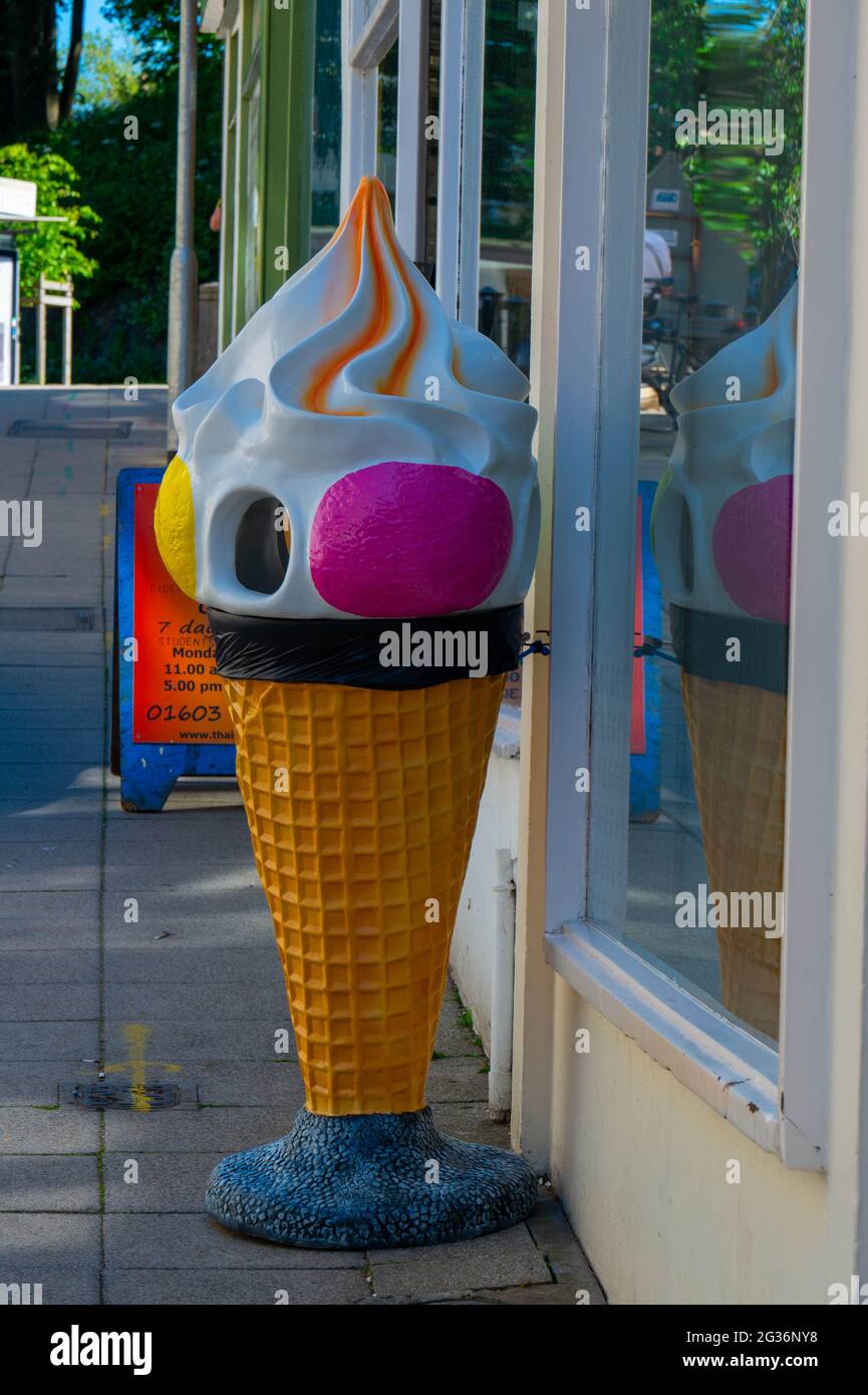 Un grande cono di gelato in plastica dai colori vivaci davanti ad una gelateria a Norwich Foto Stock