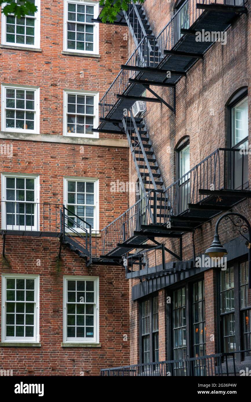 Edificio di appartamenti in mattoni con un sacco di scappate di fuoco sul retro del cimitero di King's Chapel, Tremont Street, Boston, Massachusetts, Stati Uniti Foto Stock