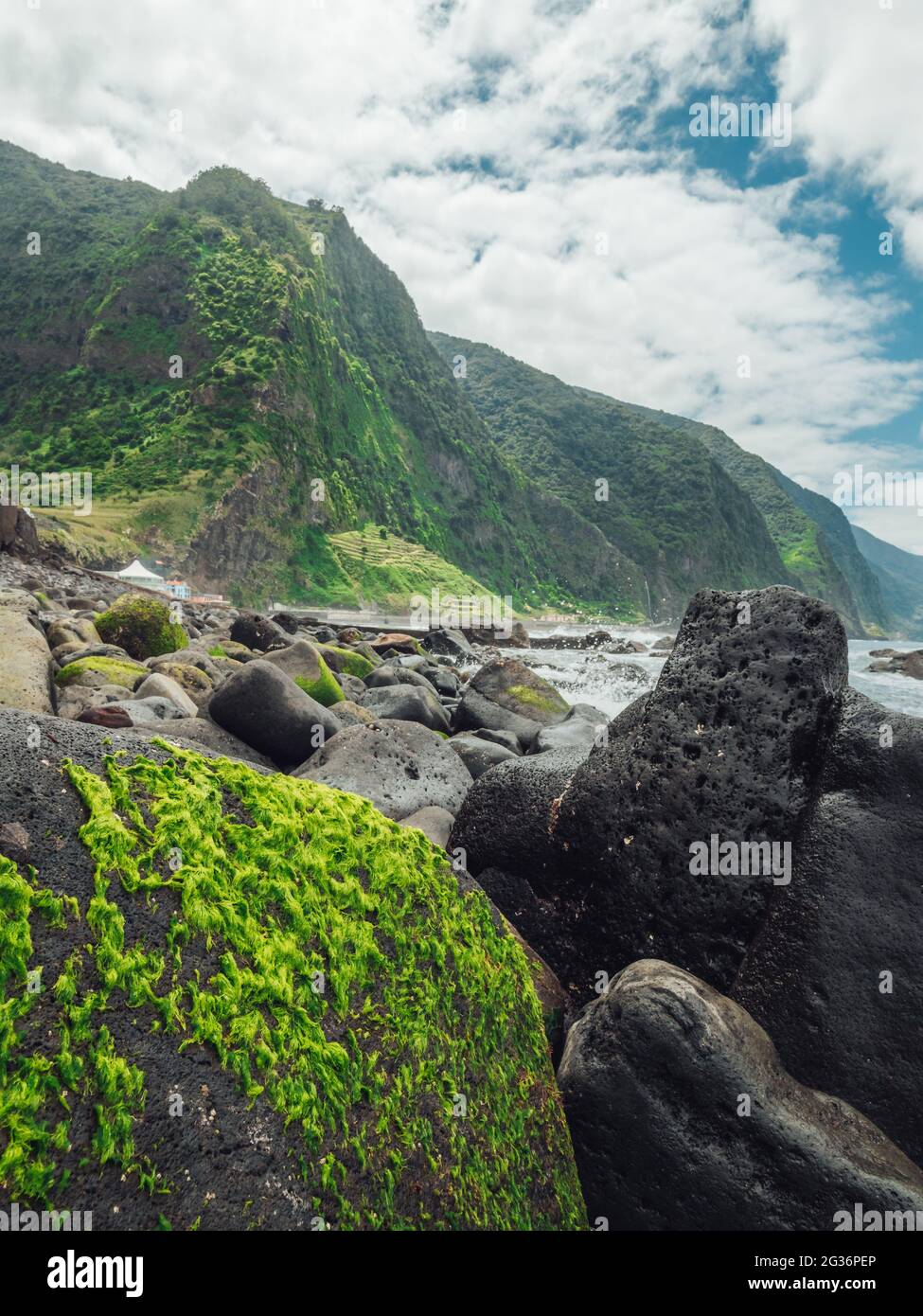 Rocce e montagne boscose sulla costa di un mare Foto Stock