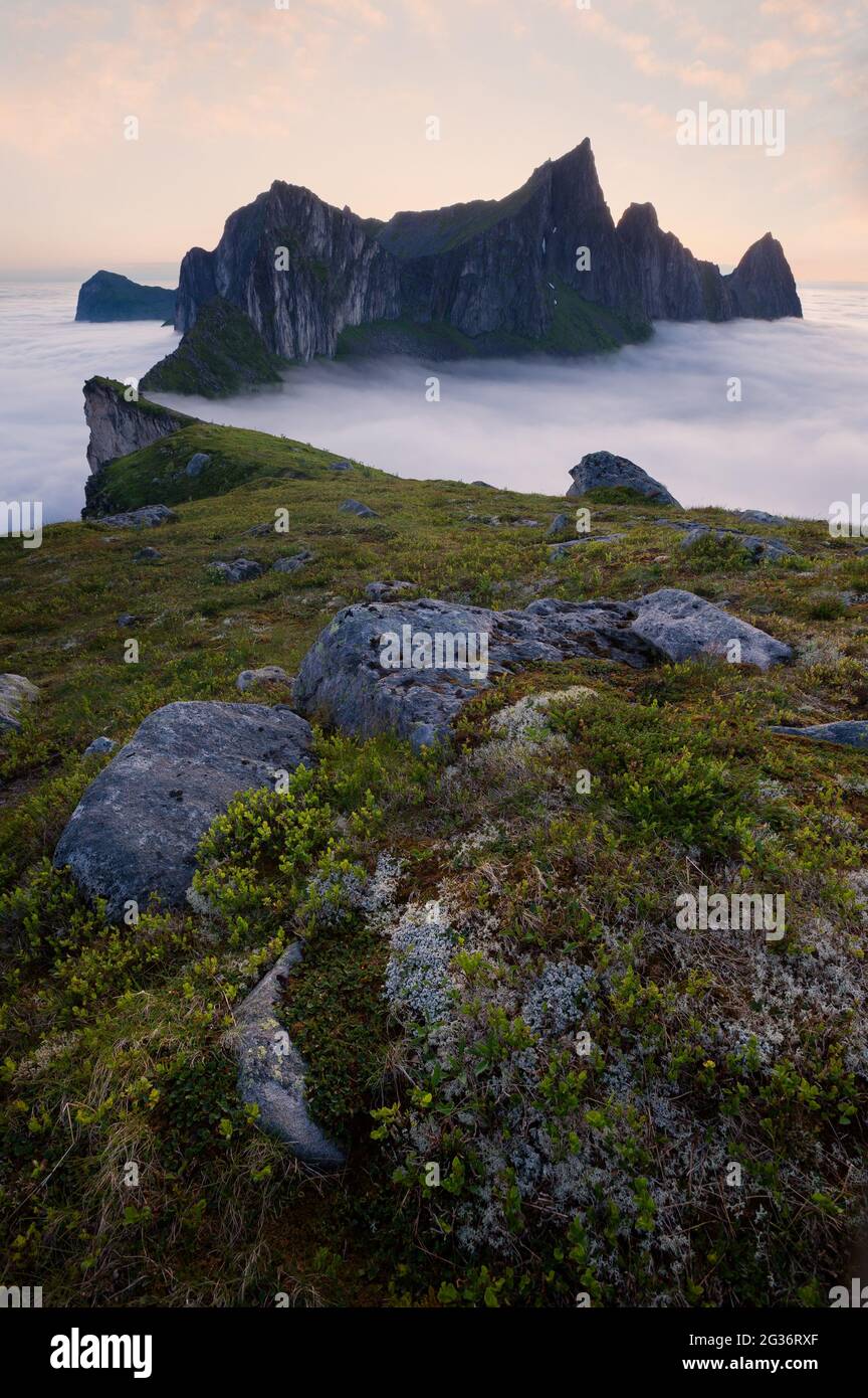 Vista sulla montagna Hesten, Senja, Norvegia. Suggestivo paesaggio artico estivo. Foto Stock